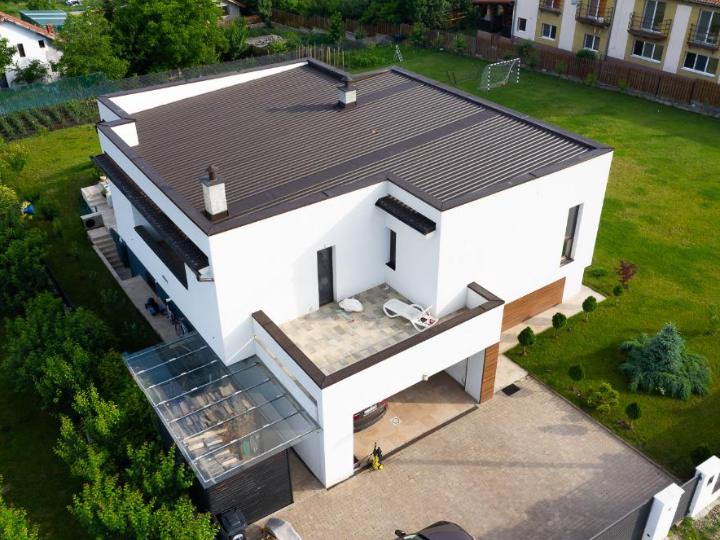 Casă modernă cu acoperiș din tablă cutată BILKA