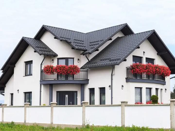 Casă cu acoperiș din țiglă metalică BILKA